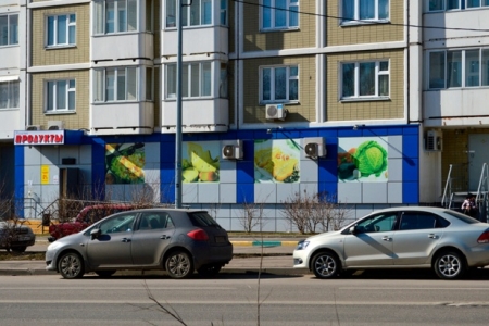 В Москве перестали переоформлять жилье на первых этажах под магазины