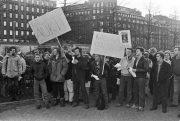 Митинг за продажу пива в киосках, Хельсинки, 1980 год. В том же году продажа пива до 4,7% была разрешена. Надписи на плакатах: "Откройте пивной кран!", "Пива народу!".